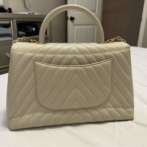Real Chanel purse ! Like new condition! Welp kept and taken care of .